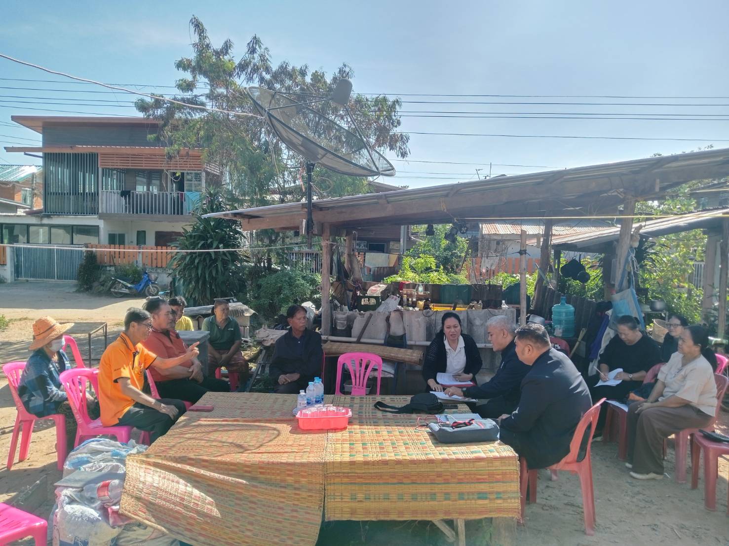 พช.พระยืน จังหวัดขอนแก่น : ร่วมลงพื้นที่ติดตามการดำเนินงานกองทุนหมู่บ้าน บ้านบ่อทอง ม.6 ต.ขามป้อม อ.พระยืน 