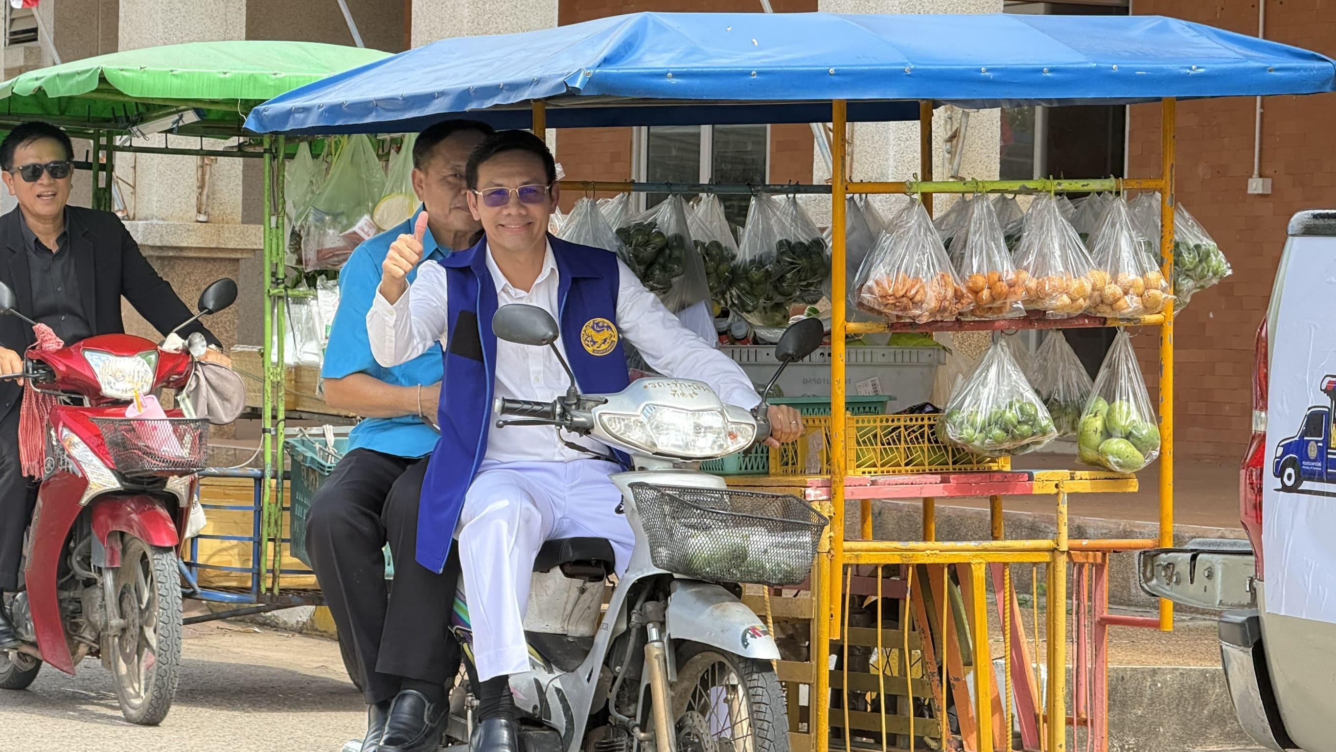 พช.พระยืน จังหวัดขอนแก่น : ร่วมกิจกรรมเปิดตัว (Kick-off) การจำหน่ายสินค้า"ไทยช่วยไทยลดภาระค่าครองชีพ ผ่านเครือข่ายรถพุ่มพวง"