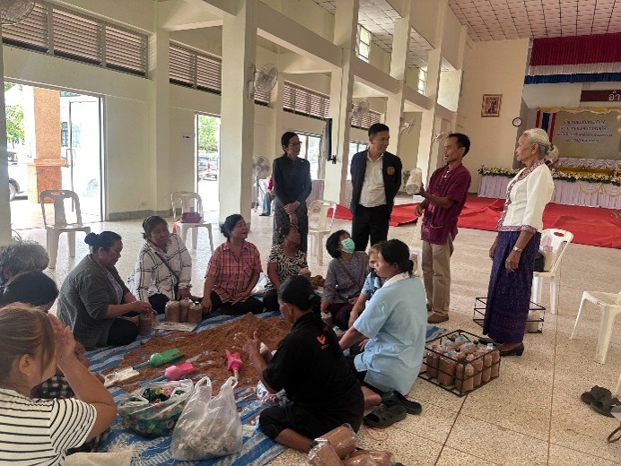 พช.พระยืน จังหวัดขอนแก่น : ดำเนินโครงการฝึกอบรมอาชีพครัวเรือนยากจน ตามหลักปรัชญาของเศรษฐกิจพอเพียง